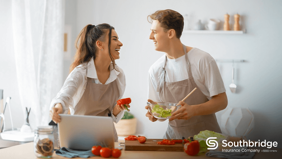 Hombre y mujer preparando comida saludable