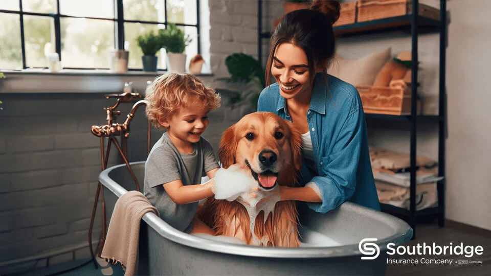 madre e hijo bañando a su perro