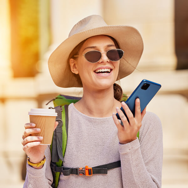 Turista revisando su celular durante un viaje