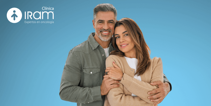 Pareja adulta abrazada, compartiendo un momento de tranquilidad por estar seguros