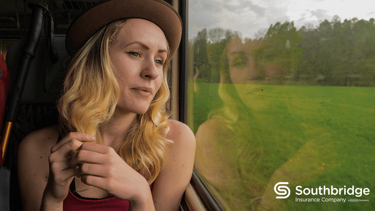 mujer mirando por la ventana de un tren en movimiento