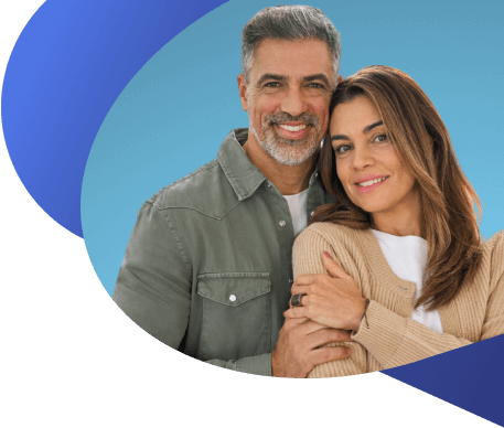 Pareja adulta abrazada, compartiendo un momento de tranquilidad por estar seguros