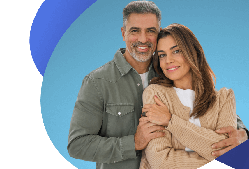 Pareja adulta abrazada, compartiendo un momento de tranquilidad por estar seguros